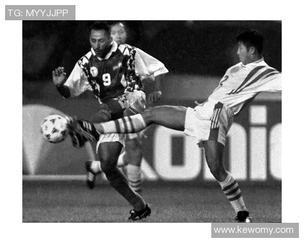 俄罗斯与沙特激战正酣举起手来展现足球激情与友谊