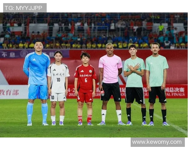 哈维西蒙斯的崛起之路：从青训天才到职业赛场的闪耀明星